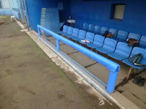 野球場ダックアウト用マット交換